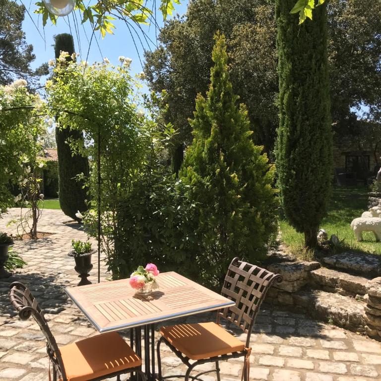 Villa Hautvallon - Peaceful Escape in Provence - King Room with Garden View - 1