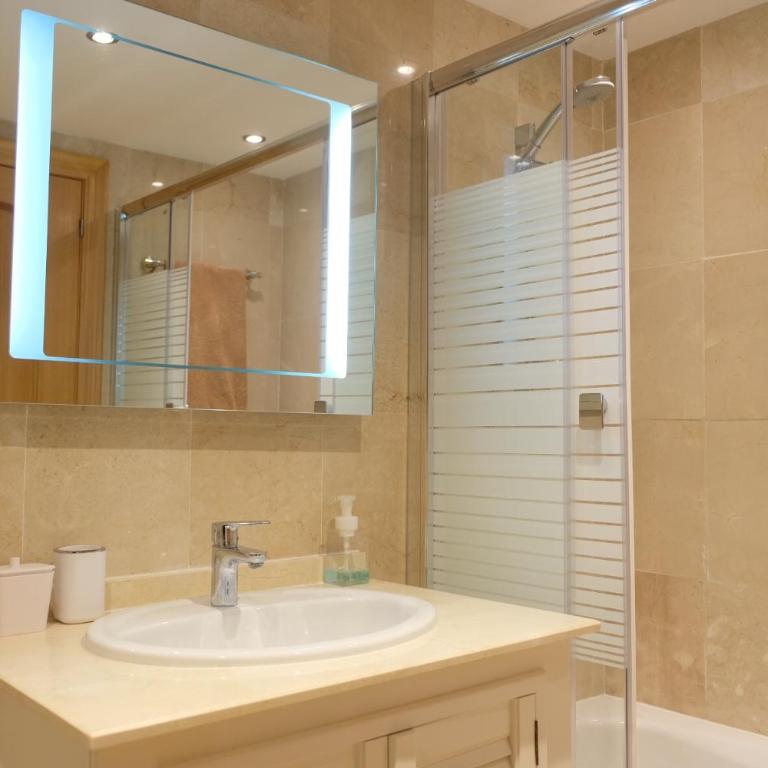 luxury modern apartment with terrace, pool and garage! - Apartamento de 2 dormitorios - 14