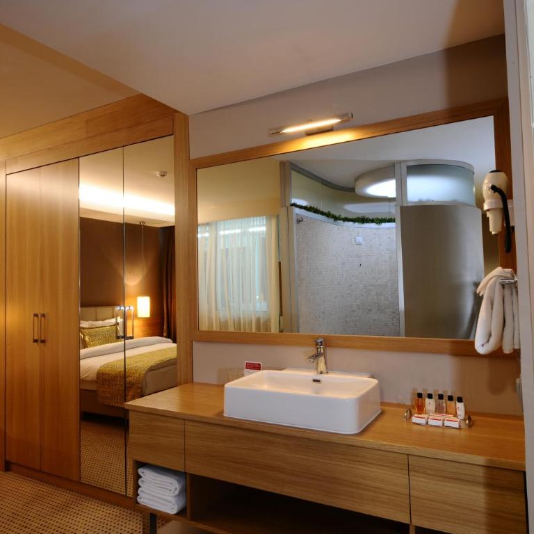 Ramada by Wyndham Podgorica - Queen Suite - 5