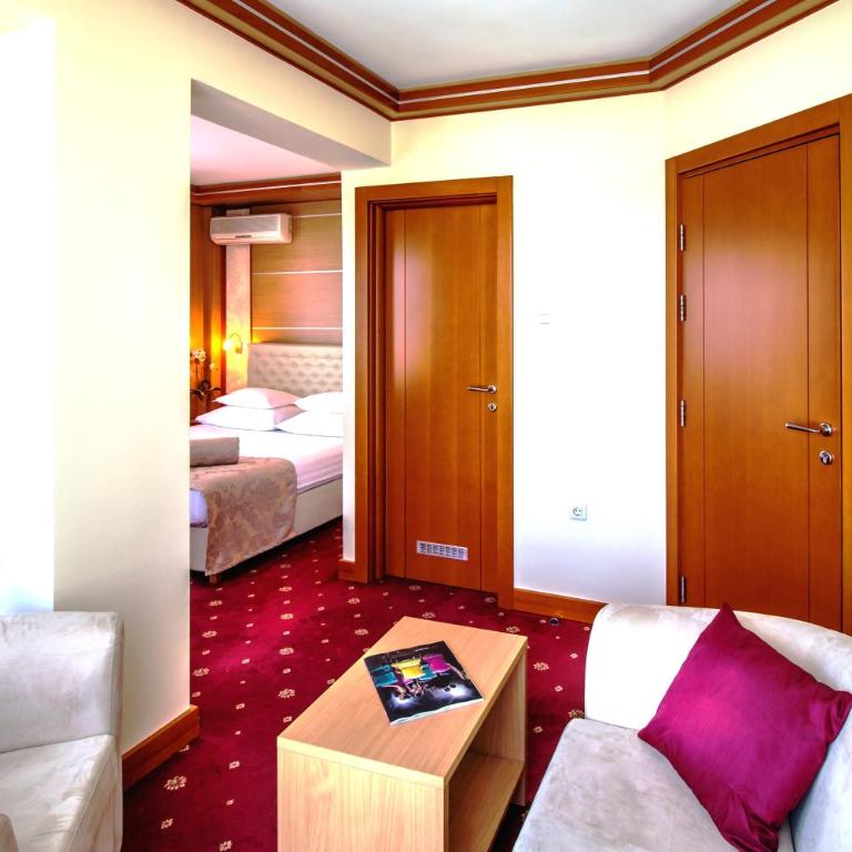 Hotel Cezar Banja Luka - Superior Dvokrevetna Soba sa Bračnim Krevetom - 5