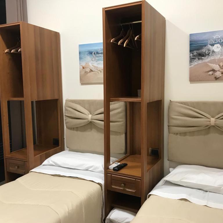 B&B Foria 210 - Camera Doppia con Letti Singoli con Doccia - 1