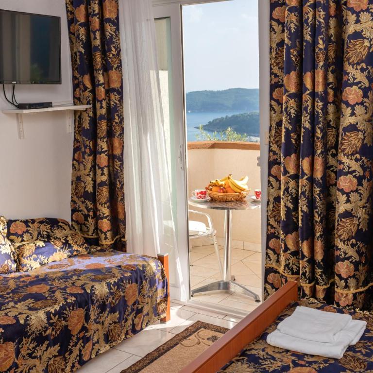 " Villa Kruna Lux " - Trokrevetna Soba s Terasom i Pogledom na More - 4