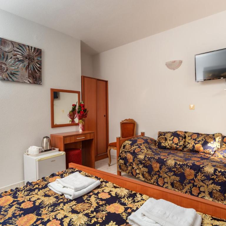 " Villa Kruna Lux " - Trokrevetna Soba s Terasom i Pogledom na More - 3