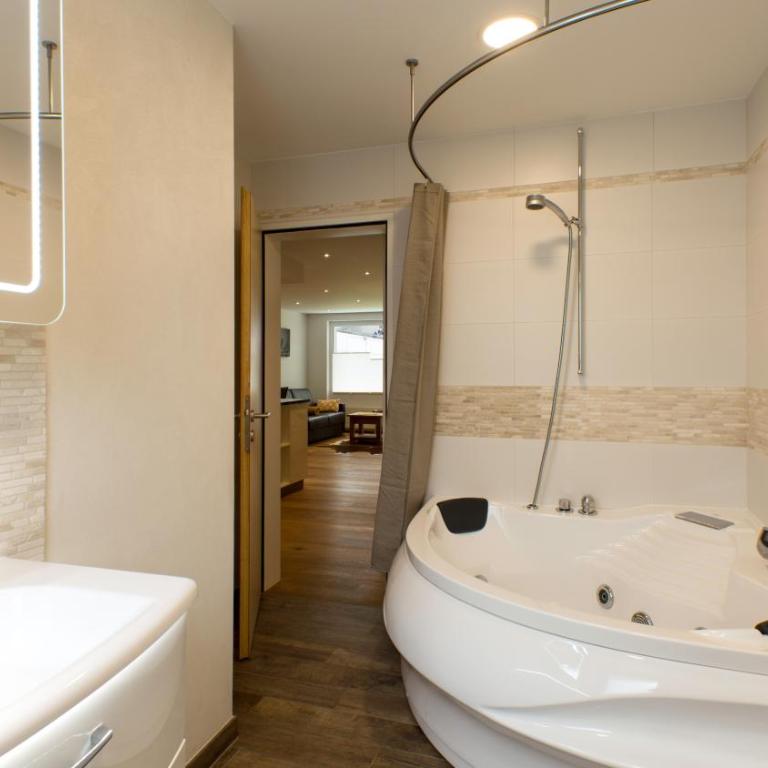 Apartment Olympia Mischabel - Superior Apartment mit Whirlpool - 8