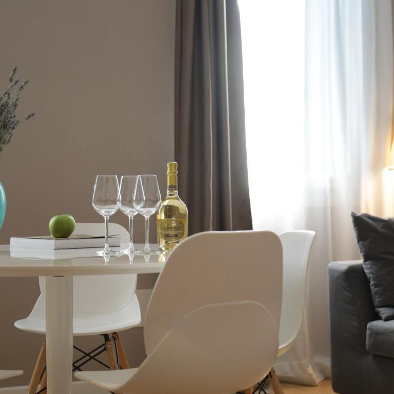 Welc-oM Casa Anna - Appartamento con 2 Camere da Letto - Via Seminario, 6 - 22