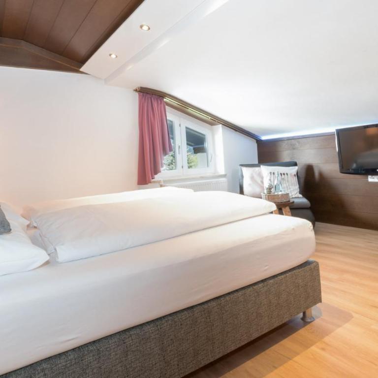Boutique Hotel Olympia B&B - Doppelzimmer ohne Balkon und mit Dachschräge - 2