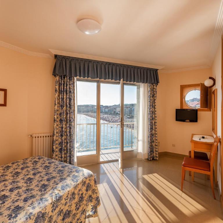 Hotel Minso - Habitación Doble Deluxe con balcón y vistas al mar - 5