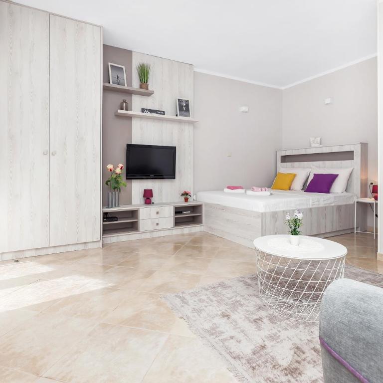 Apartments Marilu - Studio with Garden - 8