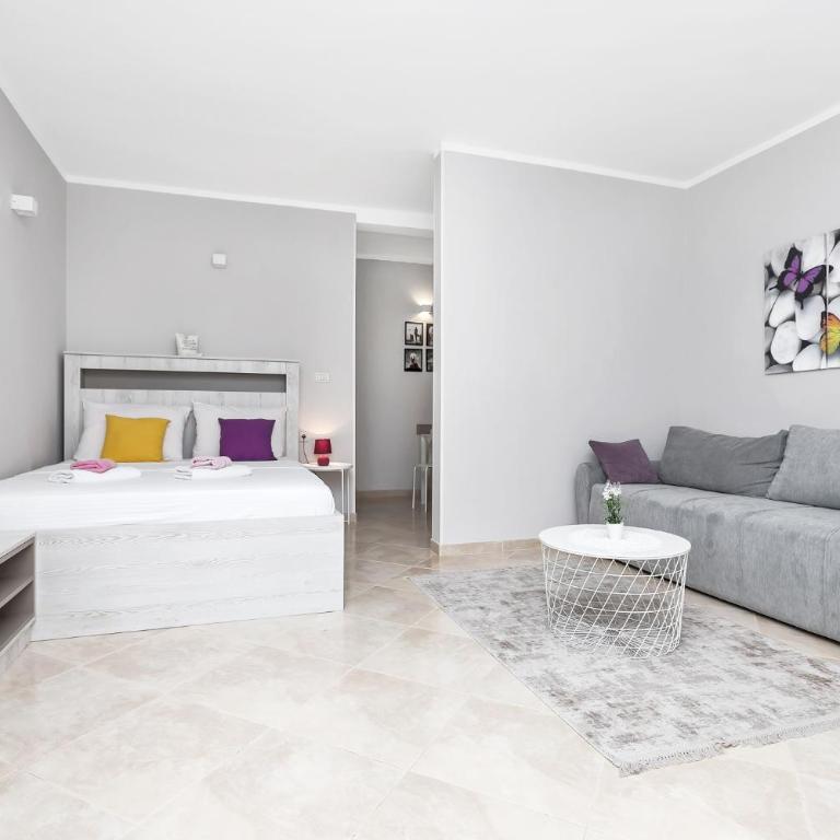 Apartments Marilu - Studio with Garden - 3