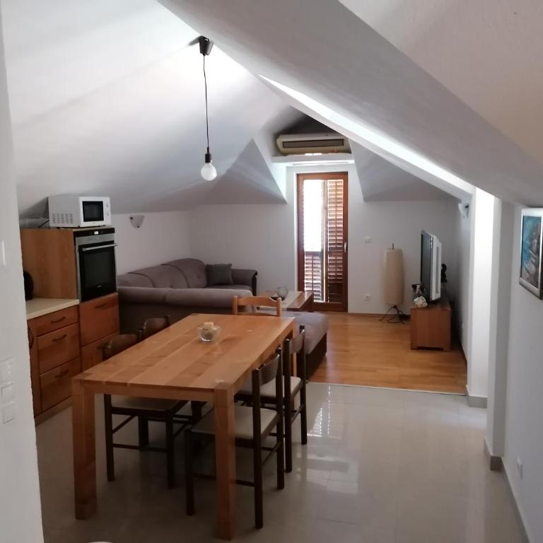 Apartment Aleksandar - Two-Bedroom Apartment - 12