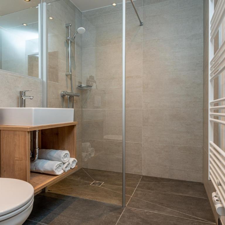 Stadtvilla Schladming Boutiquehotel - Superior Doppelzimmer mit Balkon und Blick auf die Stadt - 8