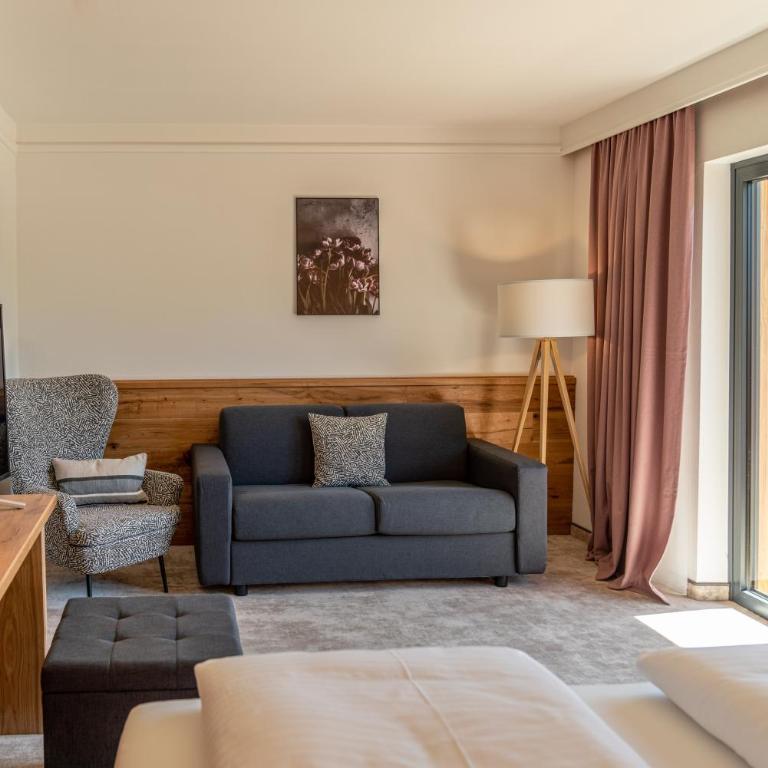 Stadtvilla Schladming Boutiquehotel - Superior Doppelzimmer mit Balkon und Blick auf die Stadt - 5