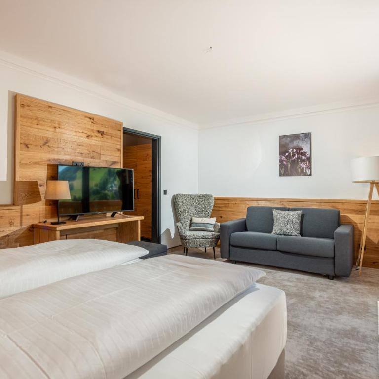 Stadtvilla Schladming Boutiquehotel - Superior Doppelzimmer mit Balkon und Blick auf die Stadt - 13