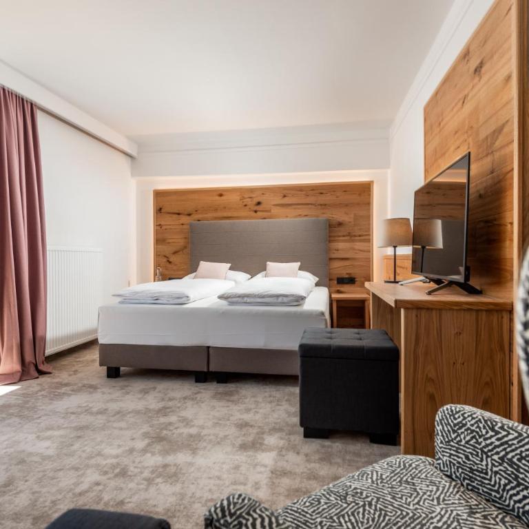 Stadtvilla Schladming Boutiquehotel - Superior Doppelzimmer mit Balkon und Blick auf die Stadt - 1