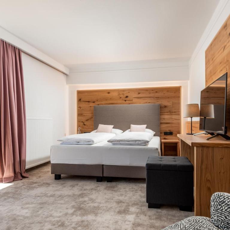 Stadtvilla Schladming Boutiquehotel - Superior Doppelzimmer mit Balkon und Blick auf die Stadt - 9