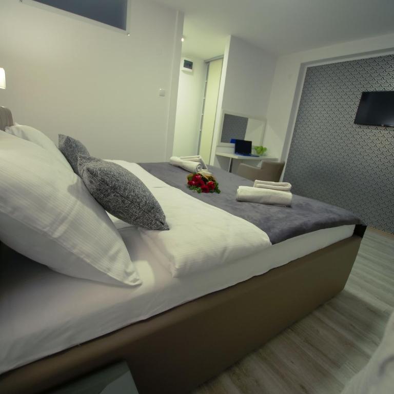 Hotel Slavija Banja Luka - Dvokrevetna Soba sa Bračnim Krevetom - 23