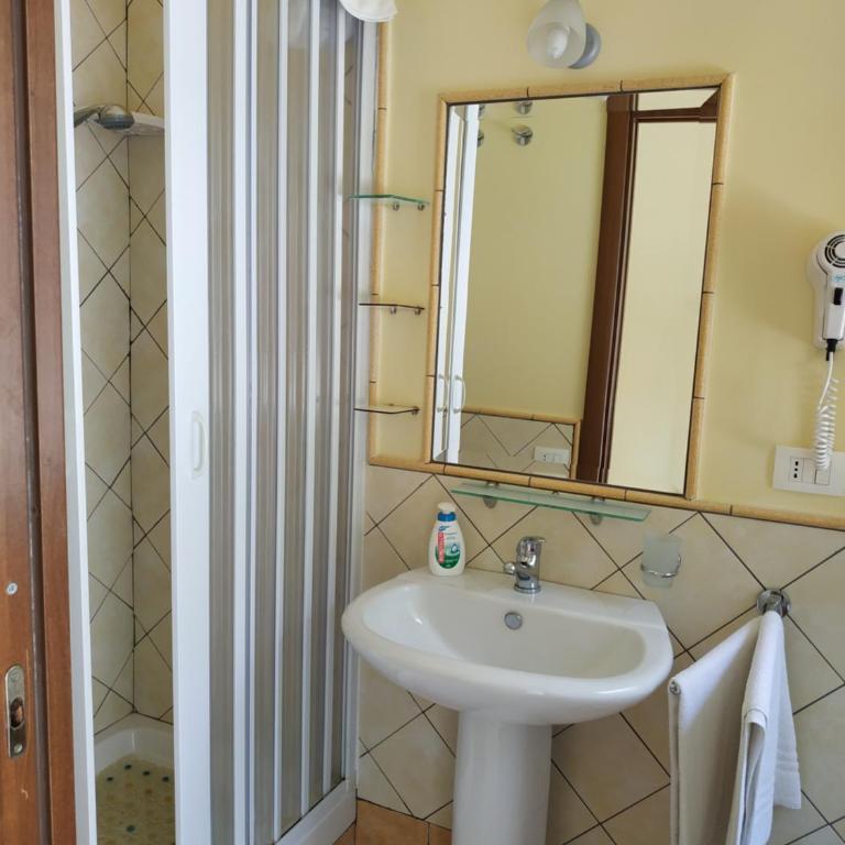 Locazione Turistica Le Fate - Camera Matrimoniale con Letto Supplementare - 13