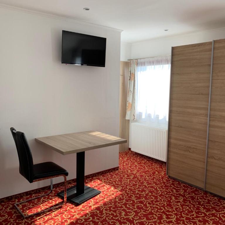 Pension Steinbichler - Apartments und Zimmer Check in 24-7 - Doppel-/Zweibettzimmer mit Stadtblick - 2