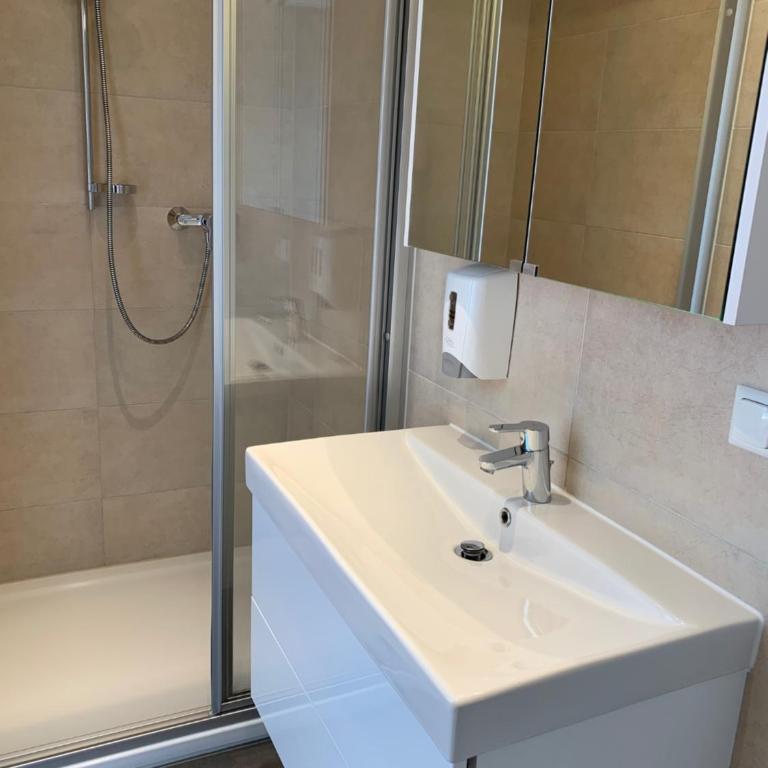 Pension Steinbichler - Apartments und Zimmer Check in 24-7 - Doppel-/Zweibettzimmer mit Stadtblick - 3