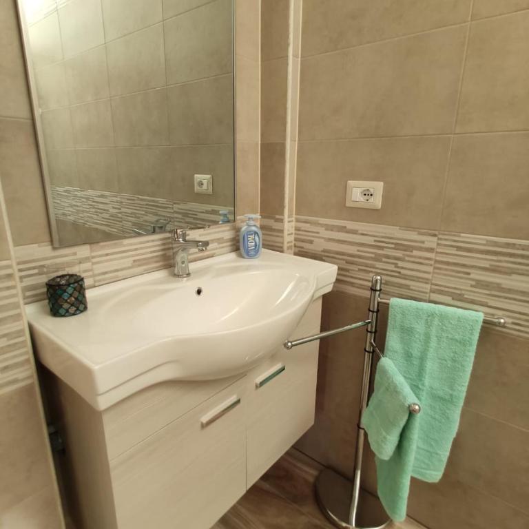 Casa al Mare per Vacanza ZEUS - Camera Matrimoniale con Divano-Letto e Vista Mare - 11