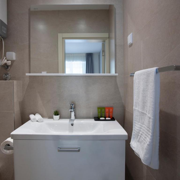 Hotel Vela - Superior Dvokrevetna Soba sa Bračnim Krevetom/Zasebnim Krevetima - 9