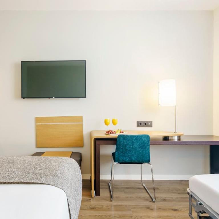 Ilunion Valencia 4 - Triple Room (2 Adults + 1 Child) - 5