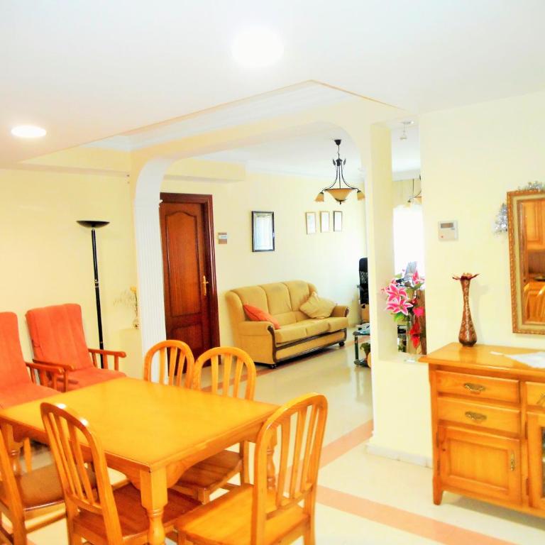 Martin House & Granada - Family Room with Private Bathroom - 10