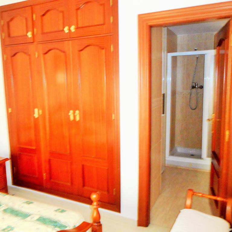 Martin House & Granada - Family Room with Private Bathroom - 11
