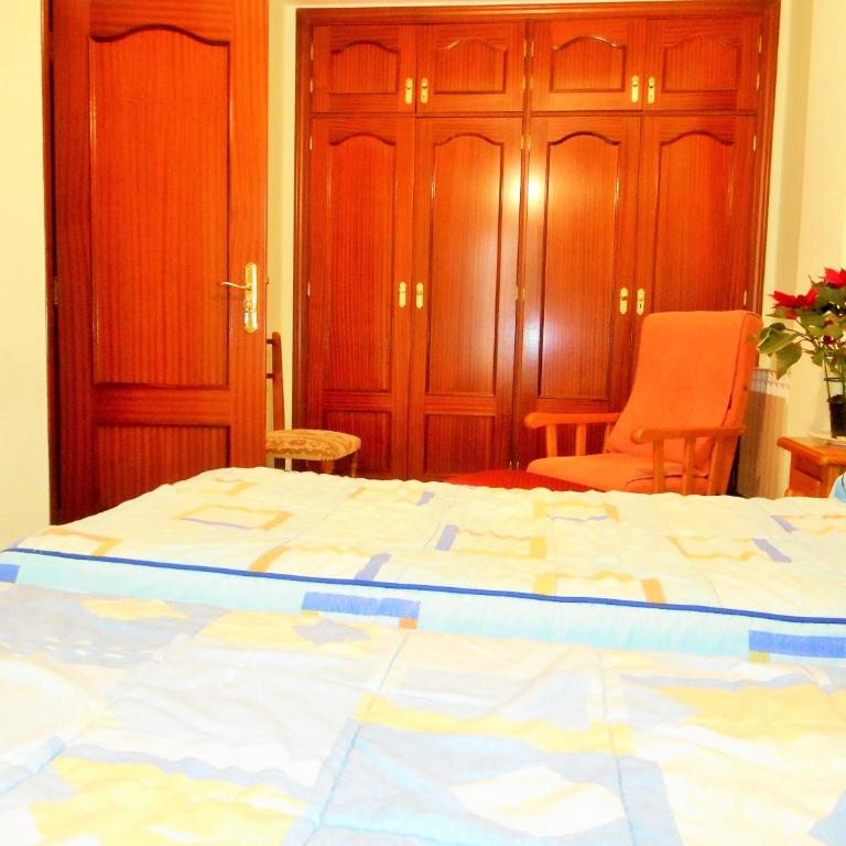 Martin House & Granada - Family Room with Private Bathroom - 14