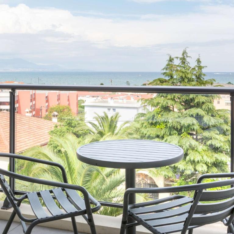 Best Western Plus Antibes Riviera - Chambre Lit King-Size Deluxe avec Balcon - Vue sur Mer - Non-Fumeurs - 1