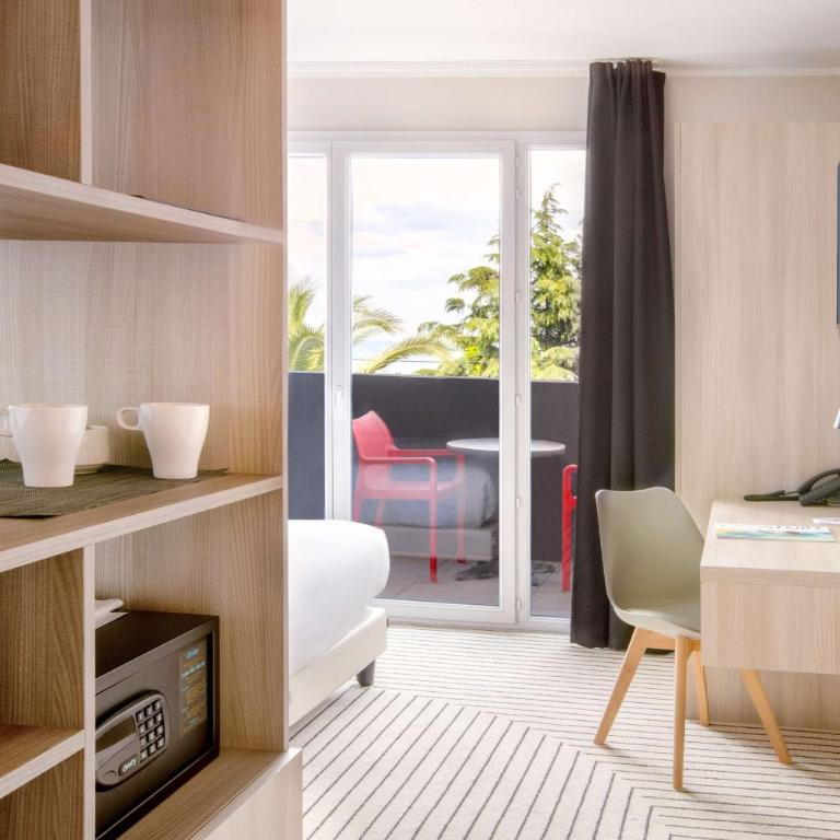 Best Western Plus Antibes Riviera - Chambre Lit King-Size Deluxe avec Balcon - Vue sur Mer - Non-Fumeurs - 5