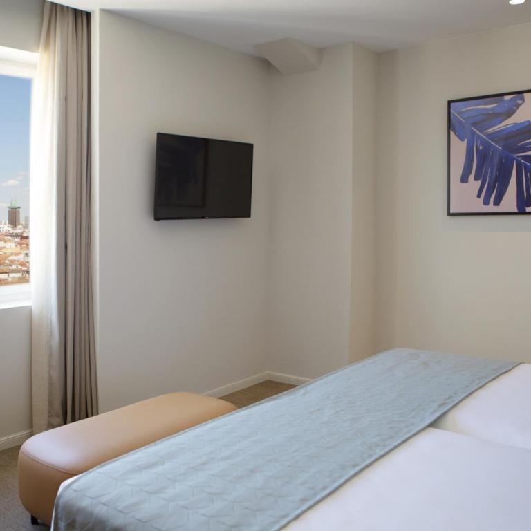 Riu Plaza España - Deluxe Family Twin Room - 4