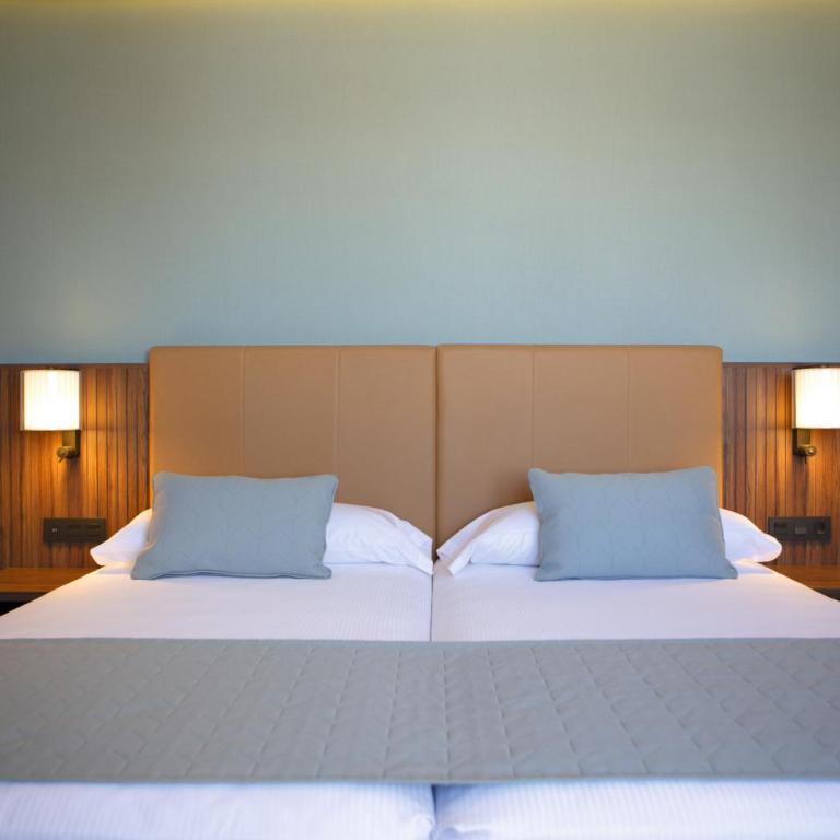 Riu Plaza España - Deluxe Family Twin Room - 7