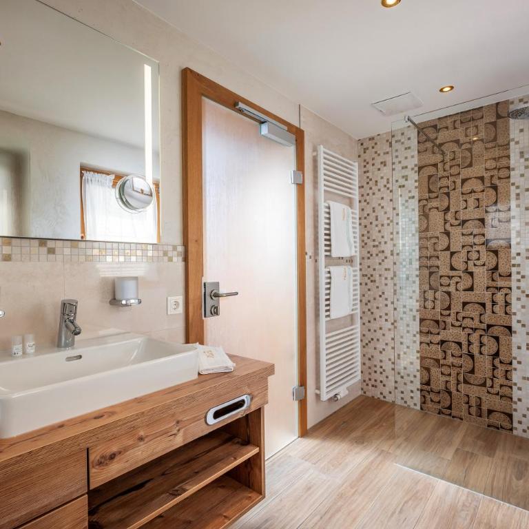 Hotel Viktoria & Landhaus Joggl - Junior Suite - 4