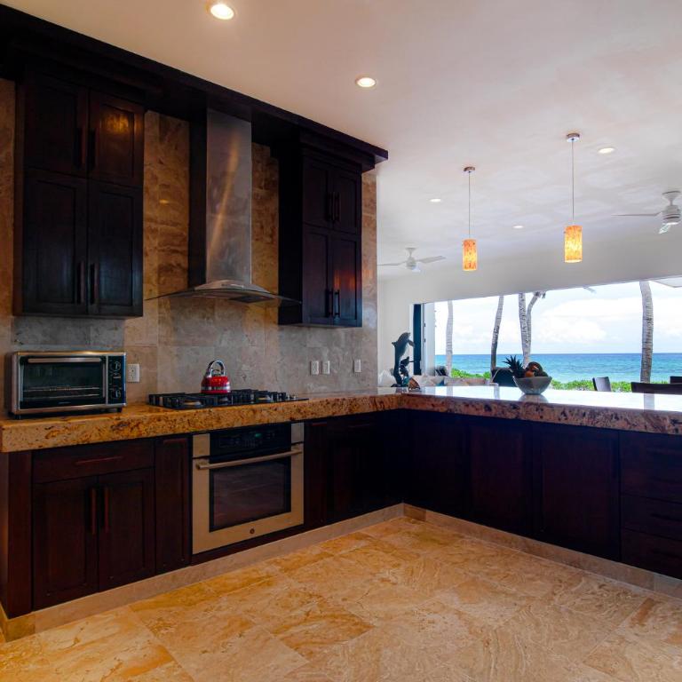 Casa Martini- Oceanfront private pool house for 6 - Three-Bedroom House - 31
