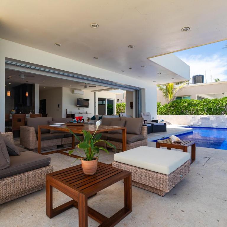 Casa Martini- Oceanfront private pool house for 6 - Three-Bedroom House - 36