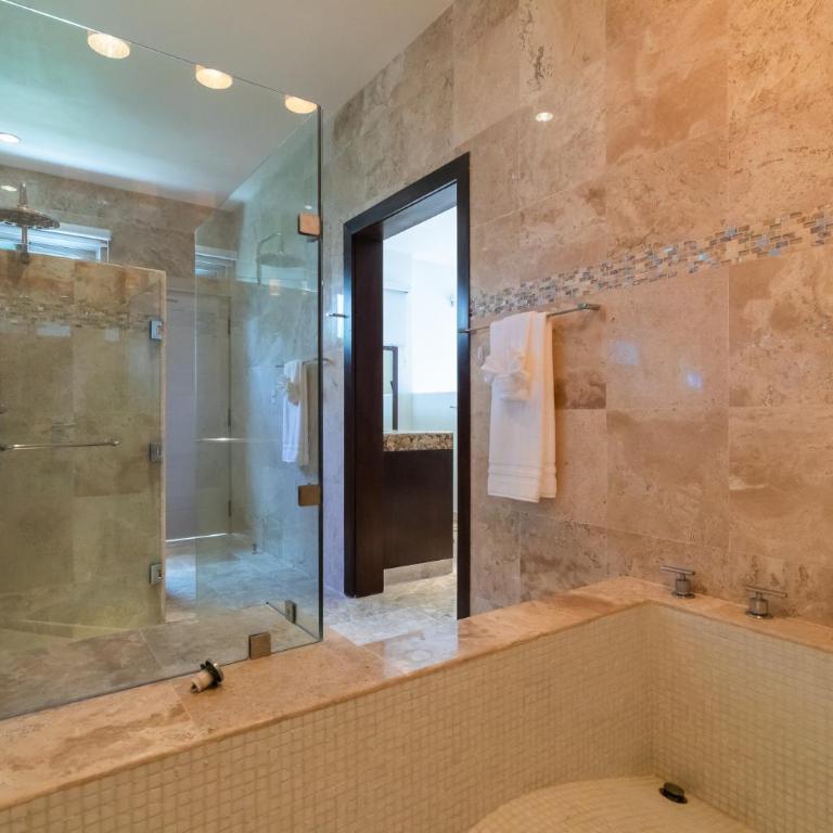 Casa Martini- Oceanfront private pool house for 6 - Three-Bedroom House - 23