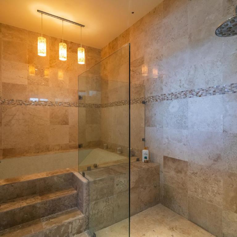Casa Martini- Oceanfront private pool house for 6 - Three-Bedroom House - 24