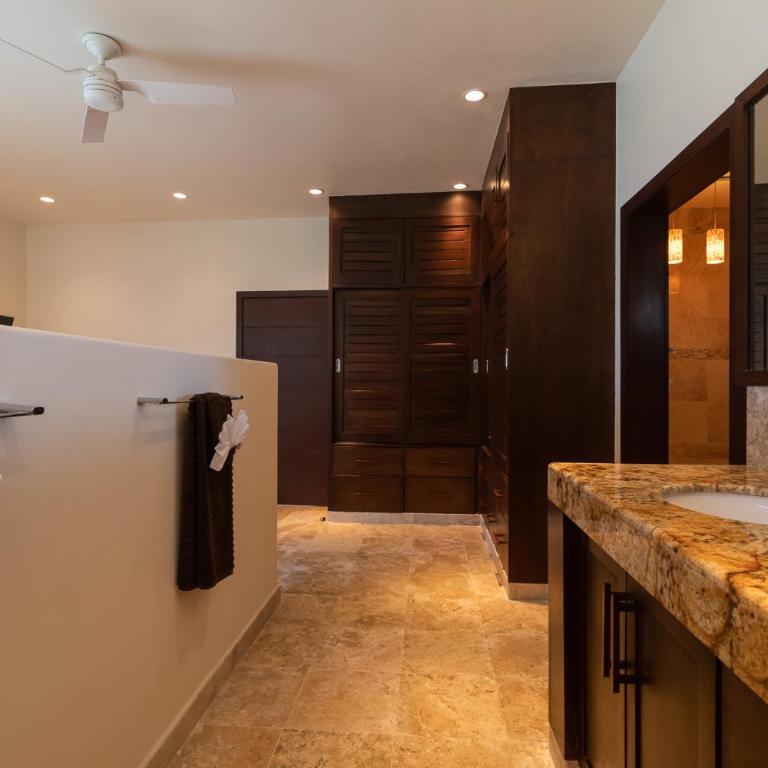 Casa Martini- Oceanfront private pool house for 6 - Three-Bedroom House - 25