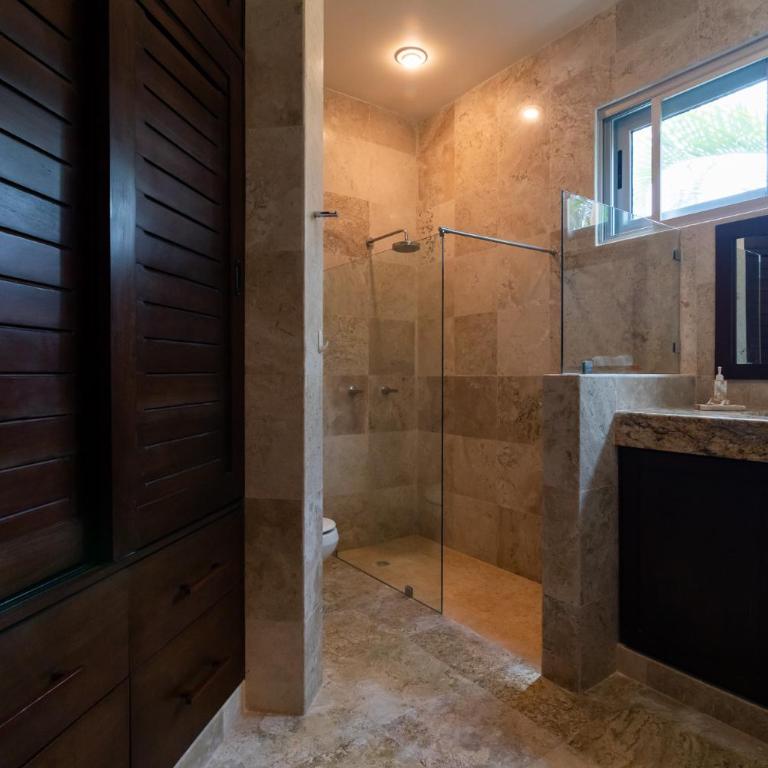 Casa Martini- Oceanfront private pool house for 6 - Three-Bedroom House - 12