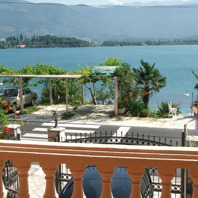 Apartments Klakor - Two-Bedroom Apartment with Balcony and Sea View - 1