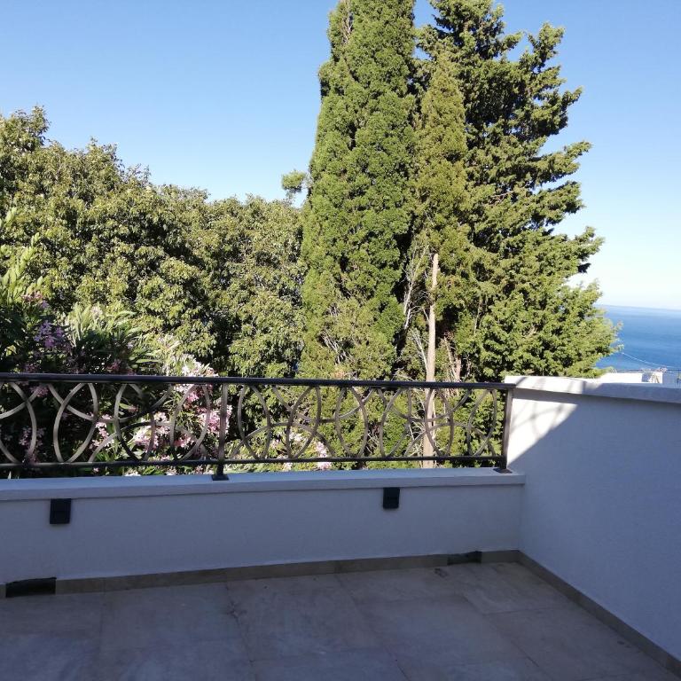 Dolores Apartments - One-Bedroom Apartment - 2