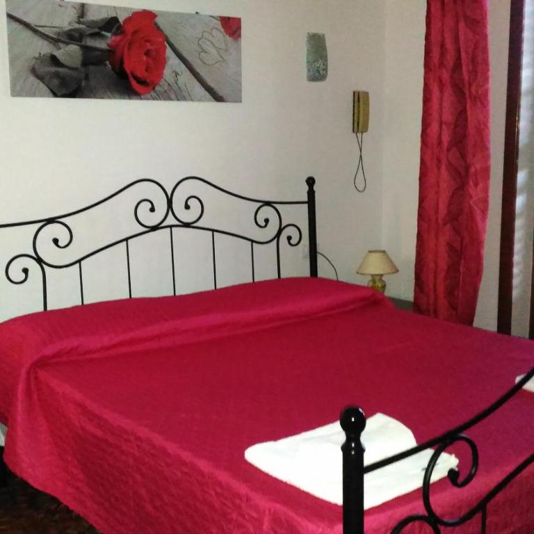 Hotel California - Double or Twin Room with Private Bathroom - 3