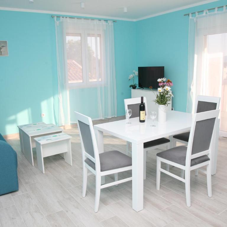 Apartments Mira - One-Bedroom Apartment - 11