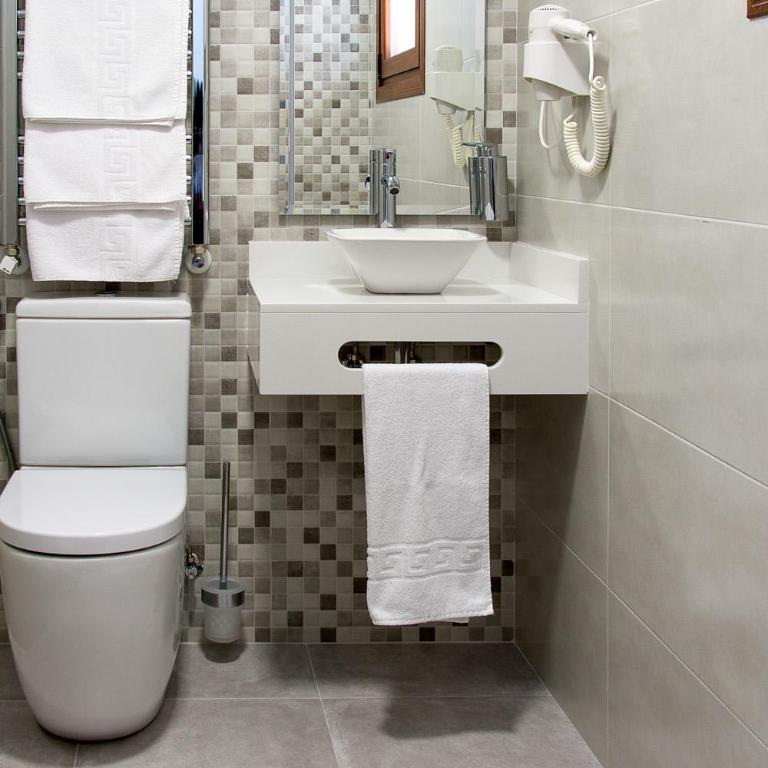 Pensión Laurel Self Check-in - Habitación Triple con balcón - 1