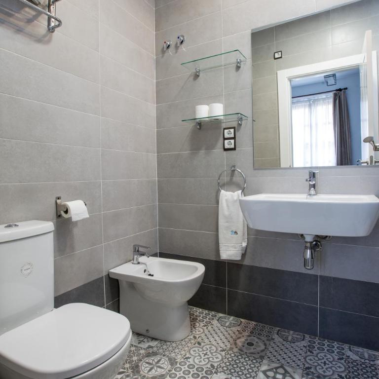 Apartamentos Casa de la Lonja - Two-Bedroom Apartment with Balcony. C/ Marques de Falces 2 - 8