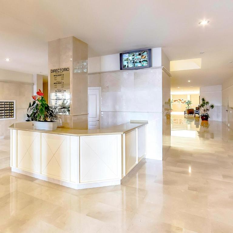 Apartment with large terrace in Terrazas del Duque - Apartamento de 3 dormitorios - 40