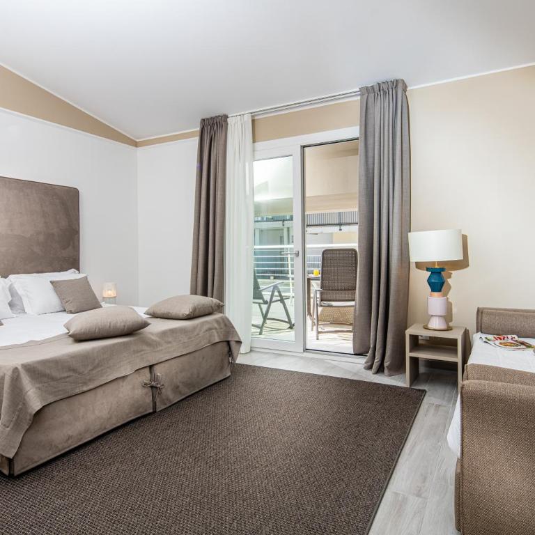 Hotel Capitol - Panoramic Double Room with Sofa Bed and partial Sea View - 2