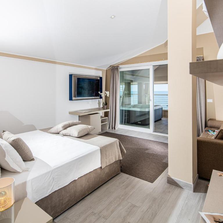 Hotel Capitol - Panoramic Double Room with Sofa Bed,Whirlpool and Direct Sea View - 5