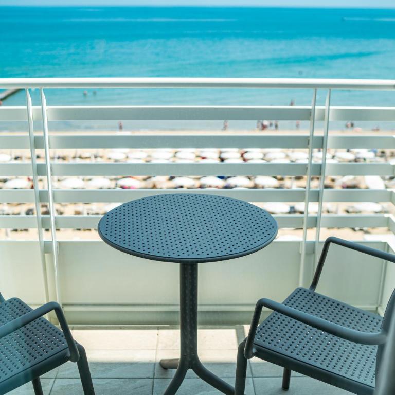 Hotel Capitol - Superior Double Room with Sofa Bed and Direct Sea View - 1